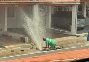 Intenso vazamento de água chama atenção de moradores do bairro Águas da Prata em São José dos Campos