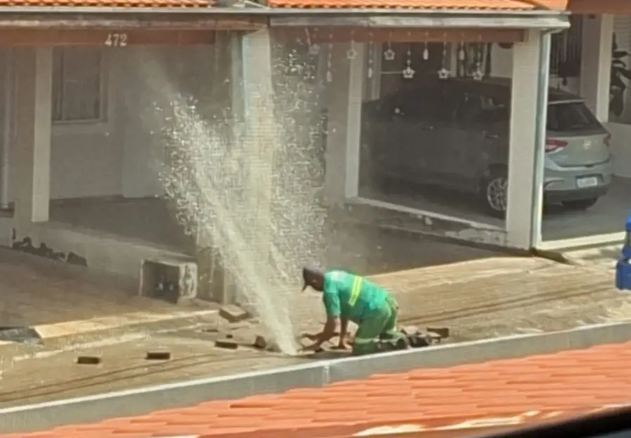 Intenso vazamento de água chama atenção de moradores do bairro Águas da Prata em São José dos Campos 
