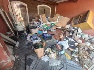 Acúmulo compulsivo: Recolhidos 4,5 toneladas de materiais em casa na zona leste