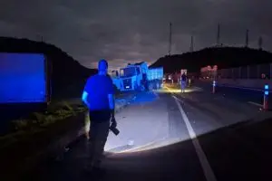 Homem morre em grave colisão entre caminhões na Via Dutra, em Cruzeiro