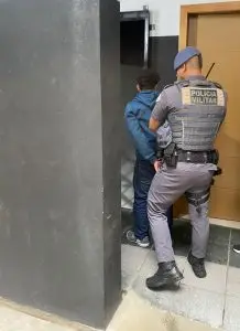 Após perturbar mãe e filha, homem embriagado é preso no centro de Caraguá!