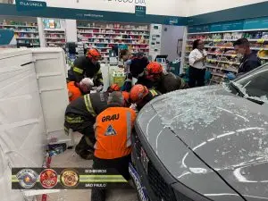 Idosa de 62 anos sofre fratura exposta na perna após veículo invadir farmácia na avenida Cidade Jardim