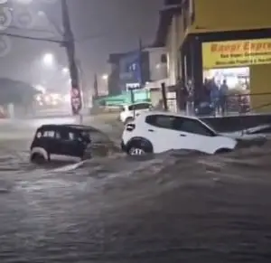 Chuva forte em Ilhabela gera alagamentos e arrasta veículos