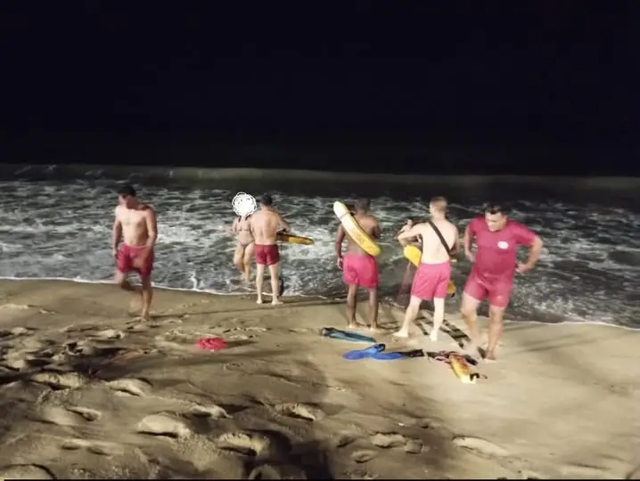 Mulher entra no mar à noite, desaparece e mobiliza bombeiros na Martim de Sá