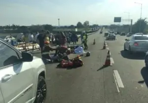 Colisão entre motos e caminhão na Via Dutra deixa mulher morta em São José