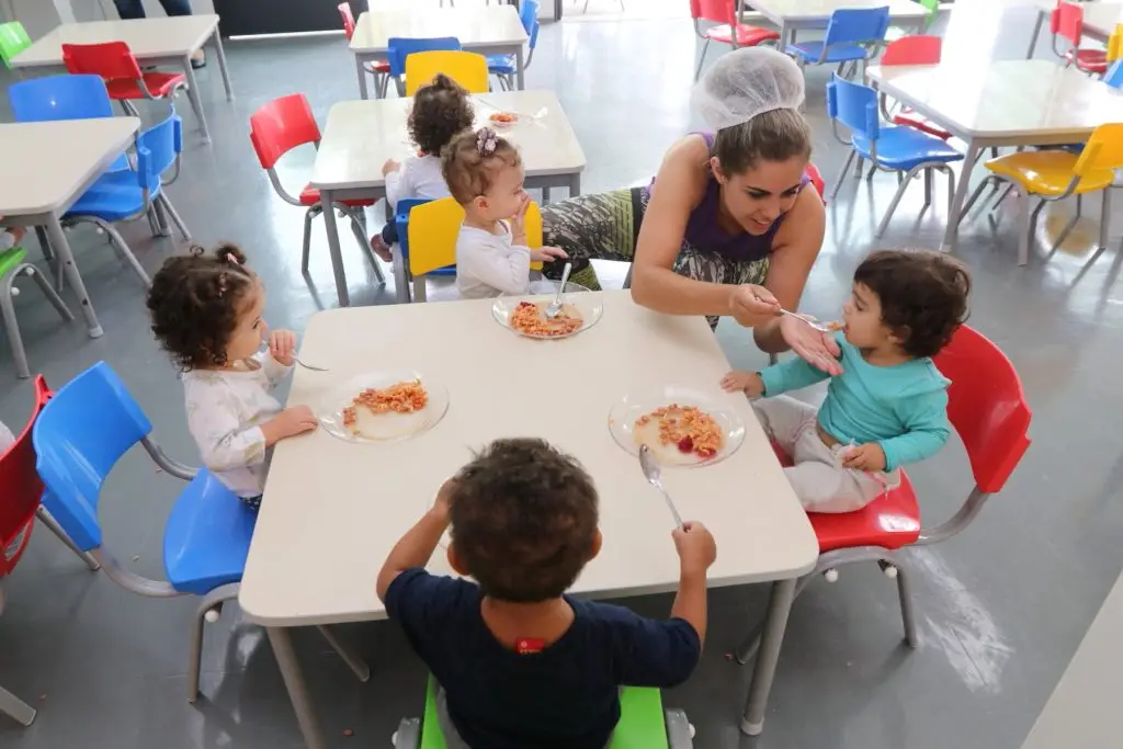 PAT de Jacareí oferece 50 vagas para Auxiliar de Desenvolvimento Infantil com inscrições presenciais.