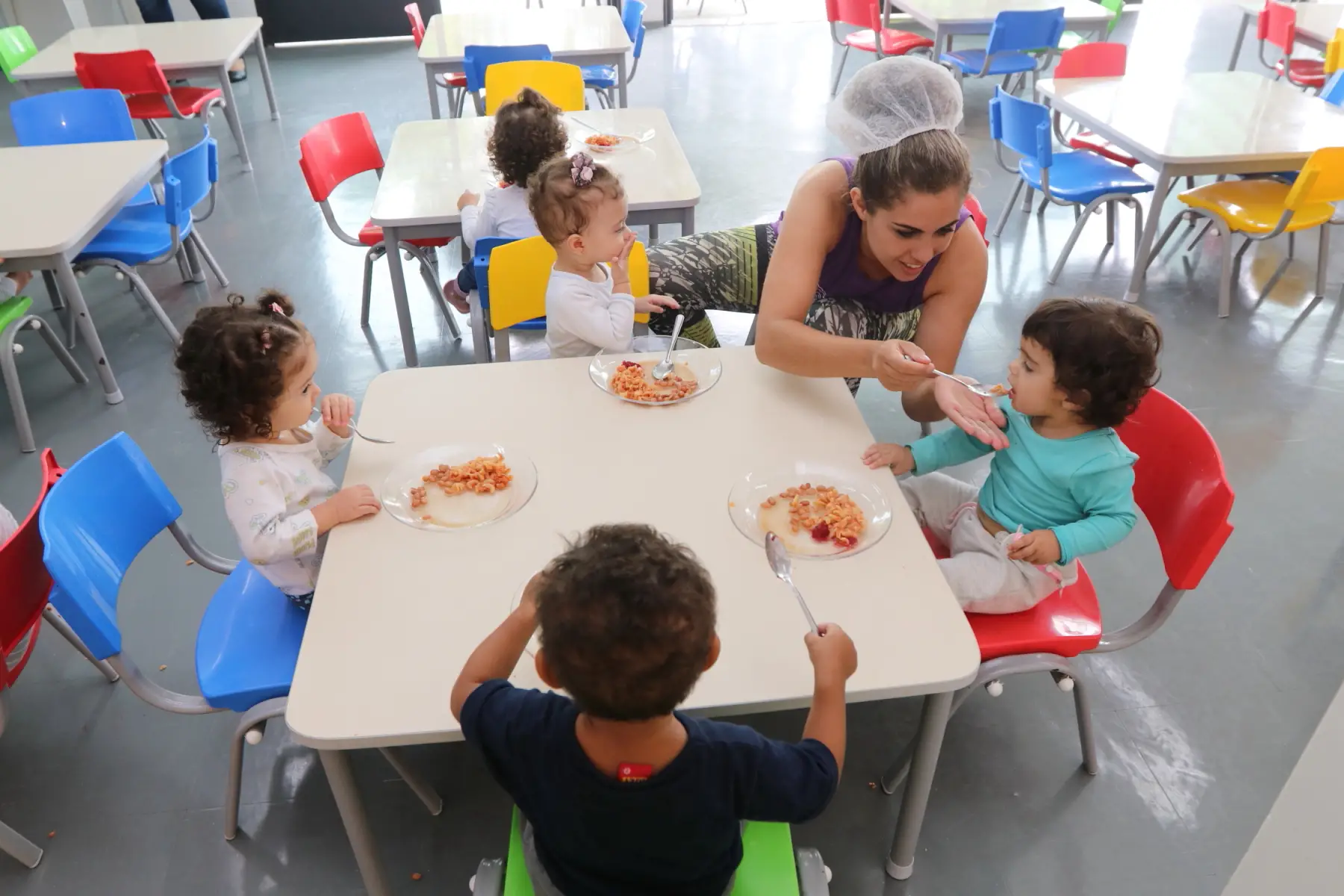 PAT de Jacareí oferece 50 vagas para Auxiliar de Desenvolvimento Infantil com inscrições presenciais.