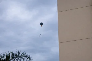 Balão ilegal volta a sobrevoar São José e preocupa moradores