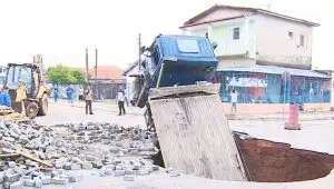 Caminhão cai em cratera na Zona Sul de São José dos Campos e via é interditada
