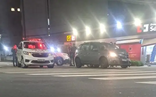 Colisão em cruzamento central de São José dos Campos deixa passageiro ferido durante corrida de aplicativo