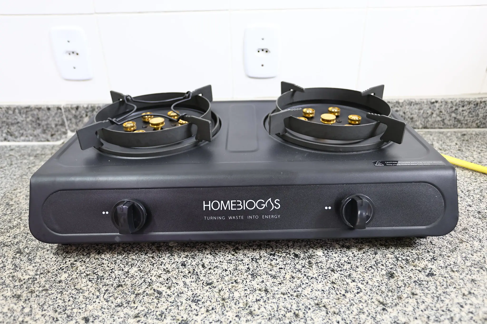 Equipamento transforma resíduos orgânicos em biogás e fertilizante, unindo educação e sustentabilidade.