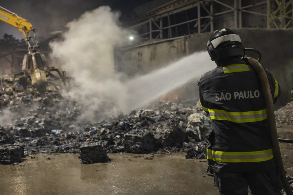 Fogo atinge depósito de recicláveis em Caçapava e exige reforço dos Bombeiros
