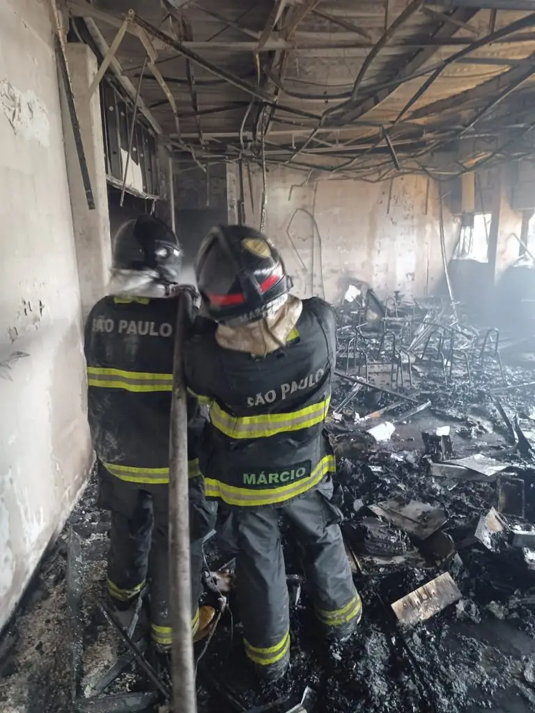 Galpão dos Correios pega fogo em condomínio empresarial na zona sul de São José dos Campos