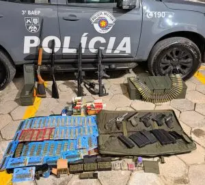 Imagem de armas e munições apreendidas durante operação do BAEP em pousada no bairro Martins de Sá, em Caraguatatuba.