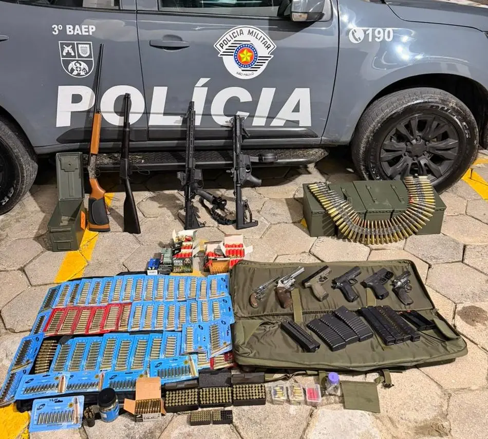 Imagem de armas e munições apreendidas durante operação do BAEP em pousada no bairro Martins de Sá, em Caraguatatuba.
