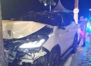 Motorista fura bloqueio policial, bate carro na Vila de Ilhabela e é preso com drogas e arma