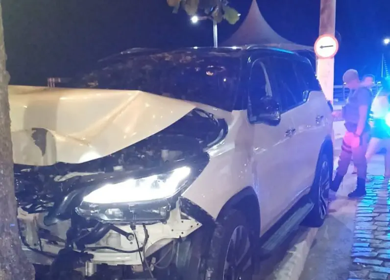 Motorista fura bloqueio policial, bate carro na Vila de Ilhabela e é preso com drogas e arma