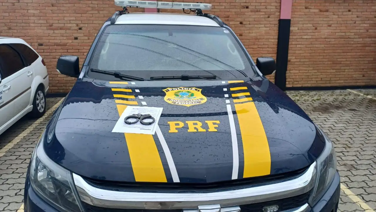 Abordagem da PRF na BR-116, em Roseira, resultou na prisão de foragido e localização de menor desaparecida.