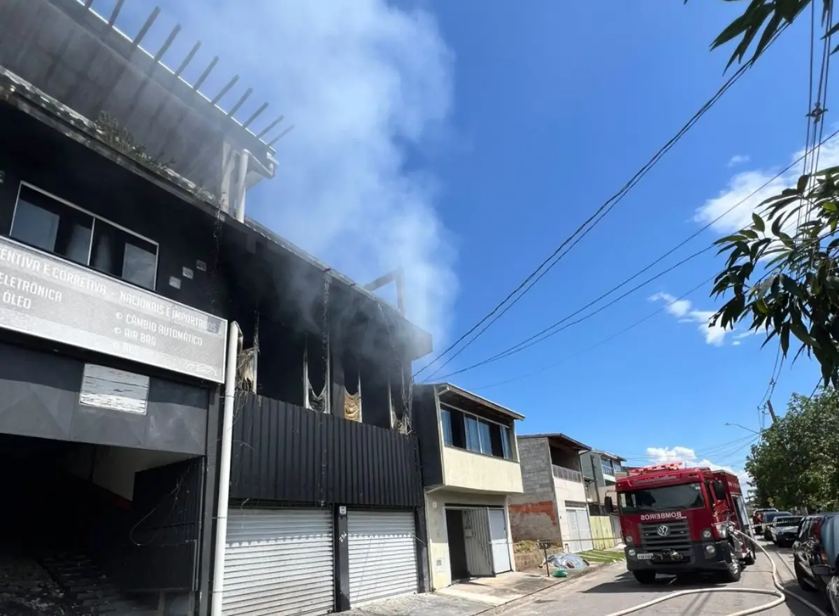Incêndio em oficina mecânica na Vila Paiva foi controlado pelo Corpo de Bombeiros em São José dos Campos.