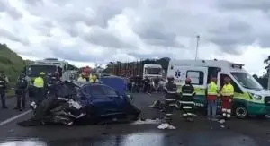 BMW ficou completamente destruída após capotamento no km 72 da SP-070.