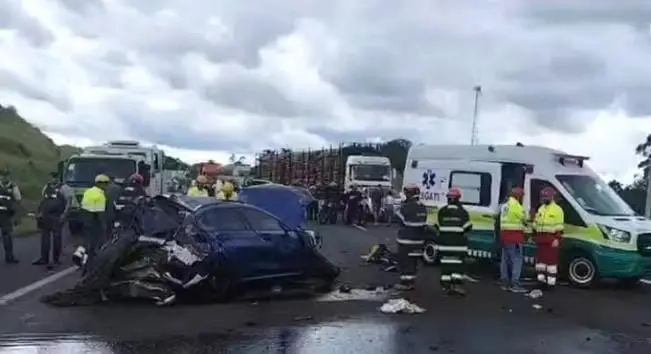 BMW ficou completamente destruída após capotamento no km 72 da SP-070.