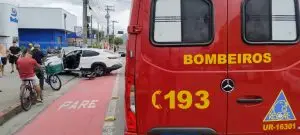 Corpo de Bombeiros atende acidente entre carro e ciclomotor no bairro Sumaré, em Caraguatatuba.