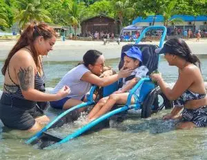Programa Praia Acessível permite banho de mar com segurança e inclusão durante o verão em São Sebastião