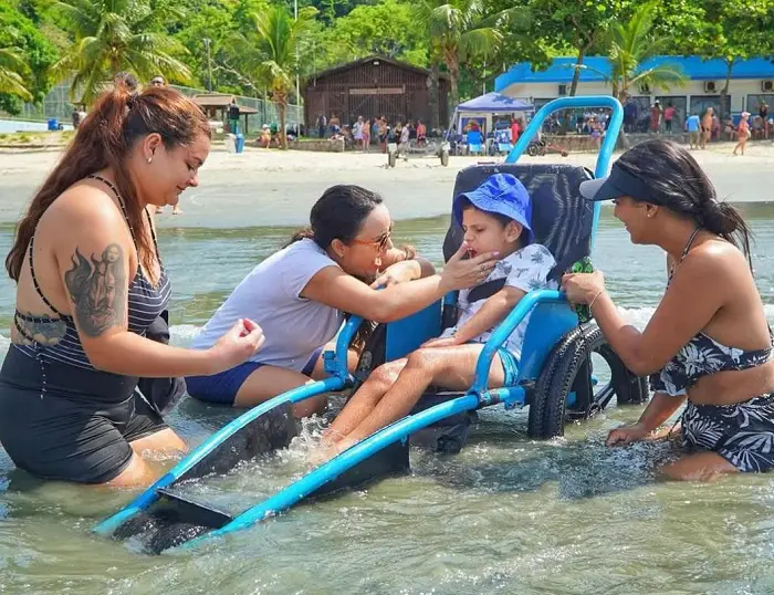 Programa Praia Acessível permite banho de mar com segurança e inclusão durante o verão em São Sebastião