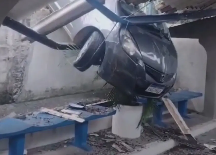 Carro cai sobre telhado de centro de saúde!