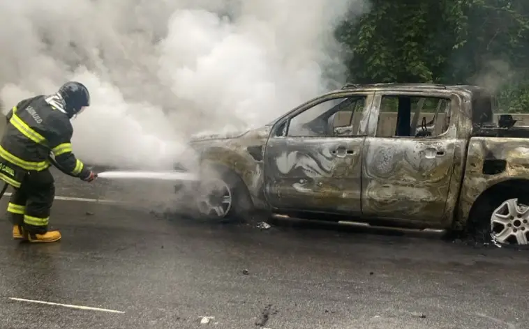 Incêndio em carro interditou temporariamente a Rodovia dos Tamoios, em Caraguatatuba, na manhã desta sexta-feira (9)