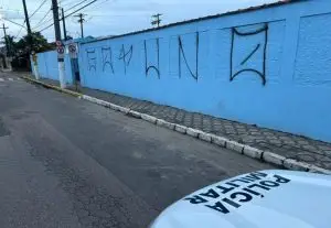 Muro do Cemitério Municipal de Ubatuba com pichação recente