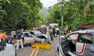 Colisão frontal entre carro e viatura da PM na Rio-Santos deixa três feridos em São Sebastião