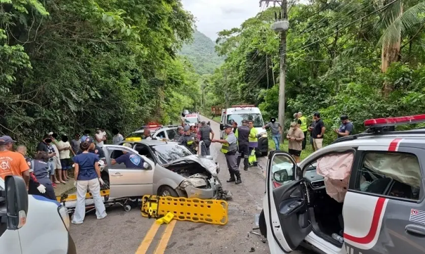 Colisão frontal entre carro e viatura da PM na Rio-Santos deixa três feridos em São Sebastião