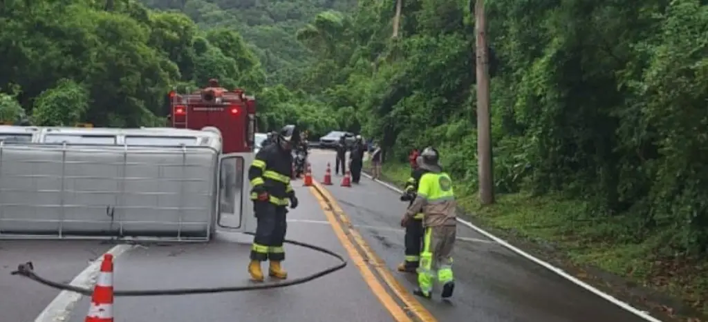 tombamento de Kombi na Rodovia Rio-Santos, nas proximidades de Toque-Toque Pequeno.