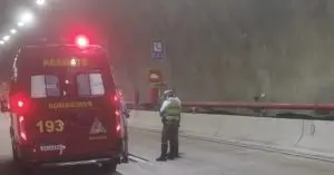 Acidente no Contorno Sul da Rodovia dos Tamoios mobilizou equipes de resgate em São Sebastião.