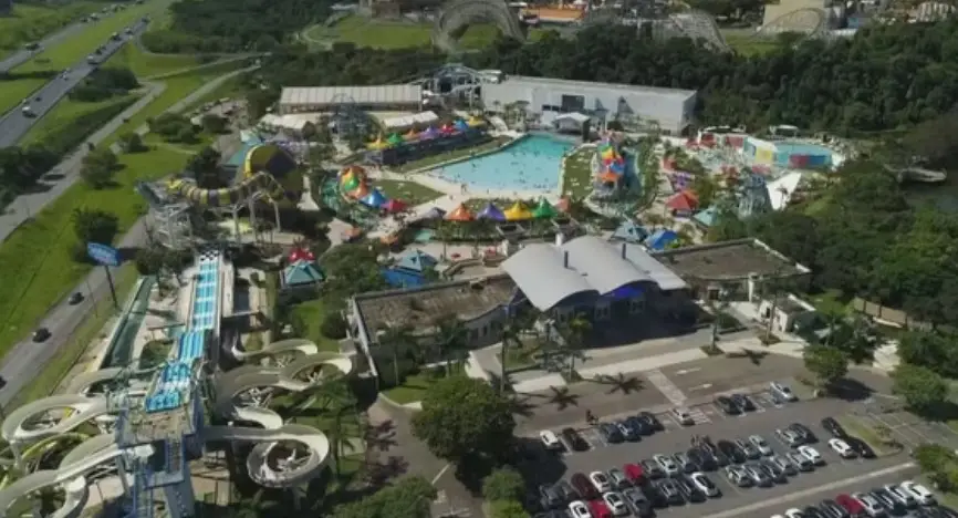 Tragédia no parque: Salva-vidas de 24 anos morre após afogamento no Wet’n Wild