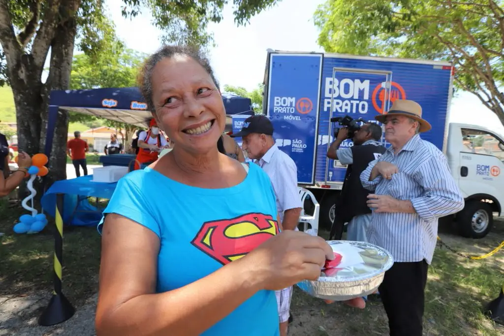 Bandeira Branca II recebe Bom Prato Móvel com 300 refeições diárias