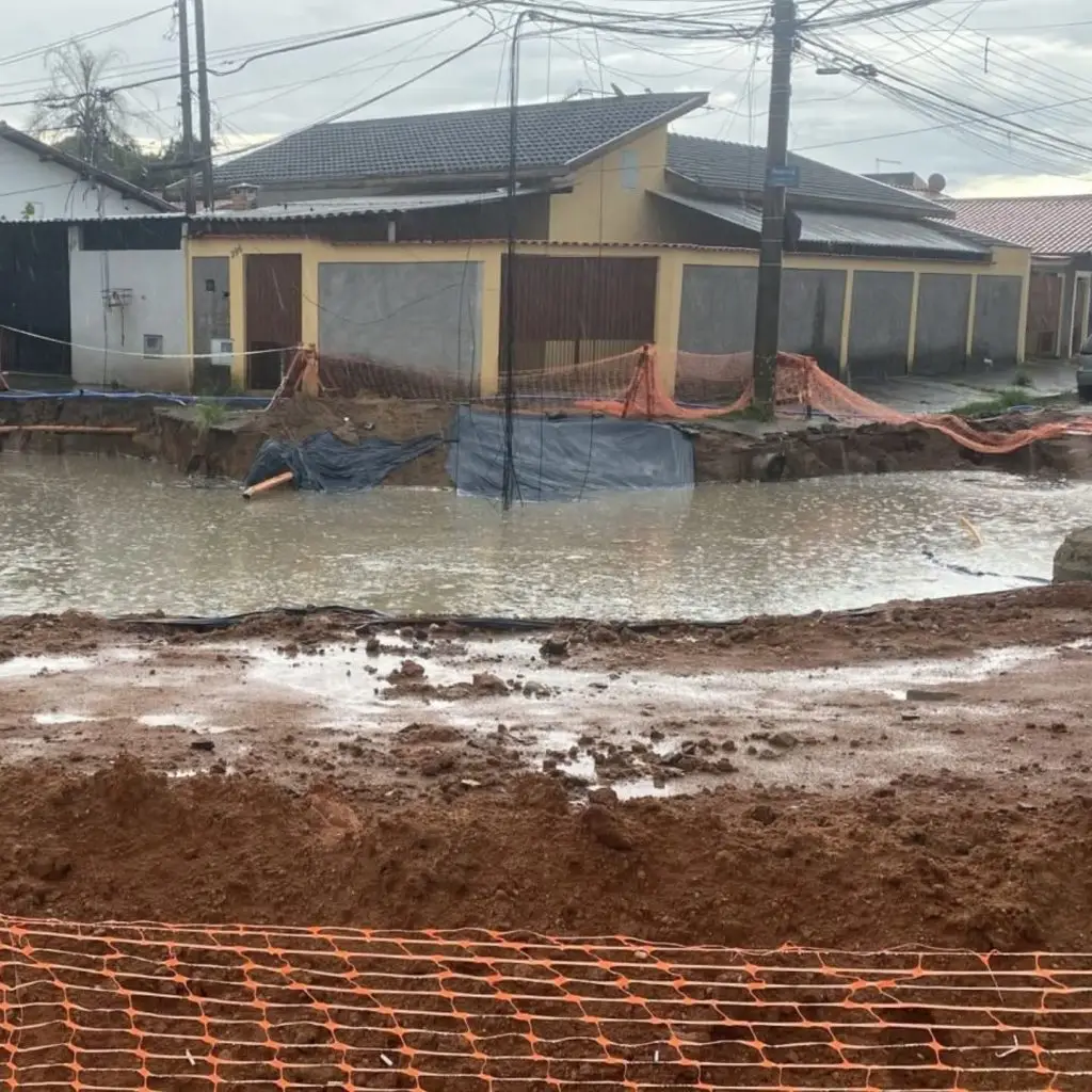 Cratera no Imperial: Asfalto afunda após chuva de quinta!