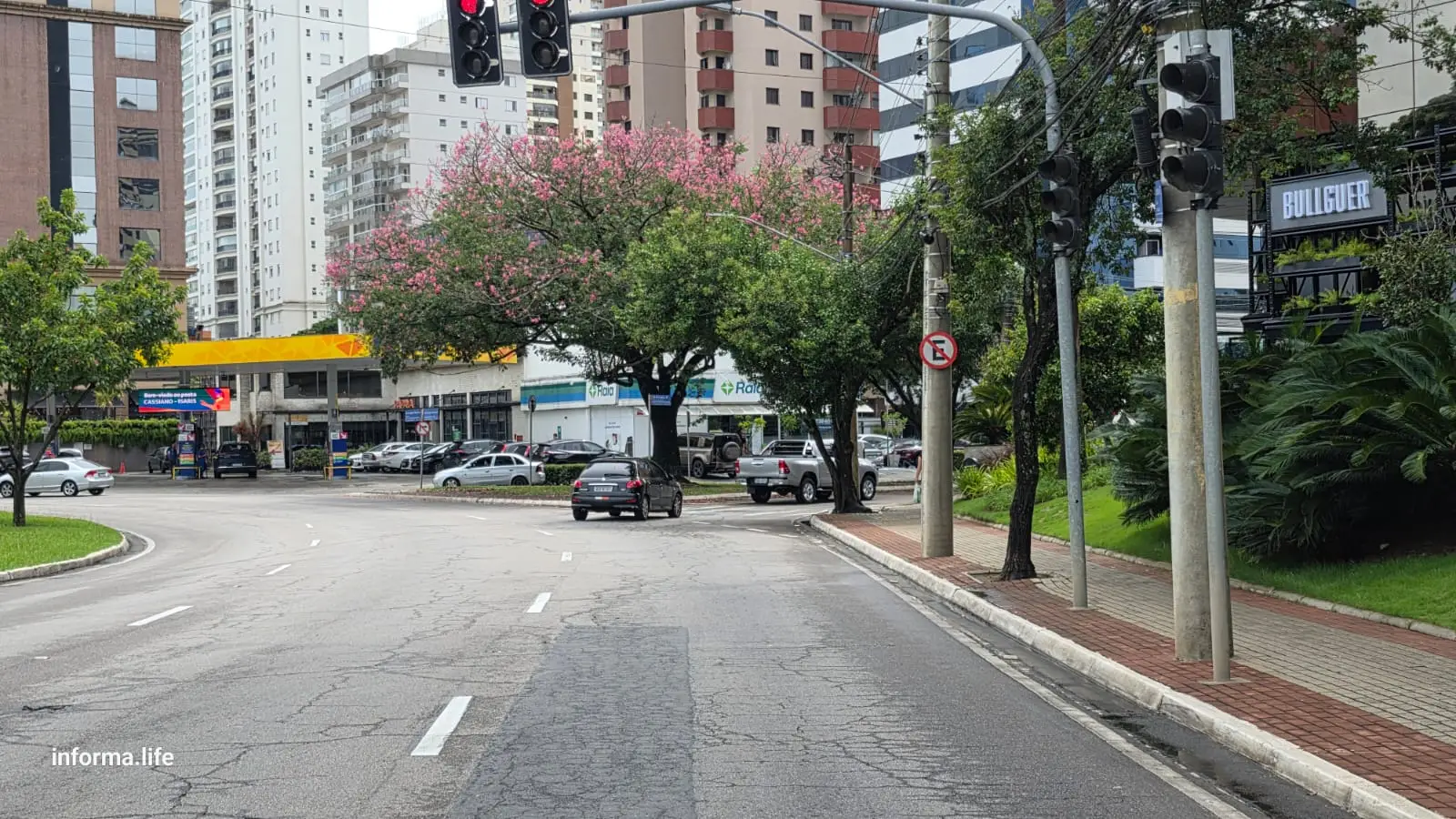 Risco ao atravessar Faixas comprometem segurança de pedestres e motoristas!