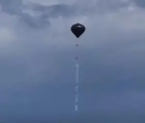 Balão foi avistado na manhã deste domingo (1º) no bairro Jardim Uirá, em São José dos Campos.