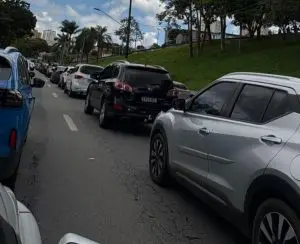 Acidente de moto no Fundo do Vale deixou uma vítima fatal e causou congestionamento neste domingo (1º).