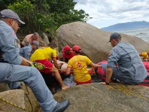 Mulher foi resgatada em área de difícil acesso na Prainha e levada para atendimento médico em Caraguatatuba