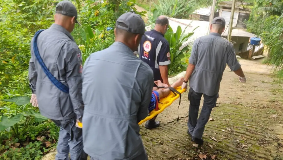 Bombeiros utilizaram técnicas de salvamento em altura para remover vítima em área de difícil acesso, em Ubatuba