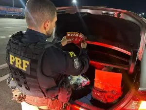 Rótulos e tampinhas de cerveja foram apreendidos pela PRF durante fiscalização em São José dos Campos.