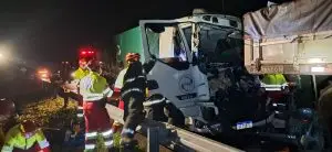 Equipes do Corpo de Bombeiros atuaram no resgate de vítimas após acidente na Rodovia Carvalho Pinto, em Caçapava.