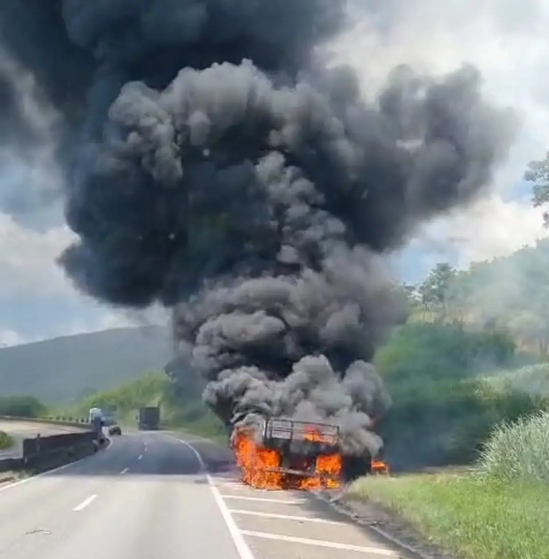 Carreta bitrem é consumida pelo fogo e interdita trecho da Dutra em Cachoeira Paulista/ Foto: CB