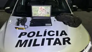 Suspeito foi abordado em frente à clínica após denúncia de furto em andamento.