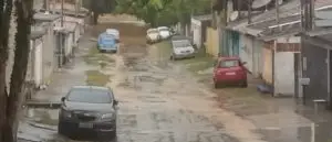 Rio Buquira transborda e alaga ruas na zona norte de São José dos Campos