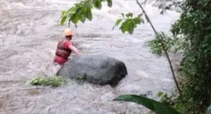 Bombeiros heróis se arriscam e resgatam jovens ilhados em cachoeira no Sertão da Quina, em Ubatuba