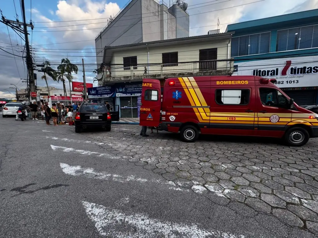 Gestante é atingida após colisão entre moto e carro no centro de Caraguatatuba; dois acidentes deixam feridos